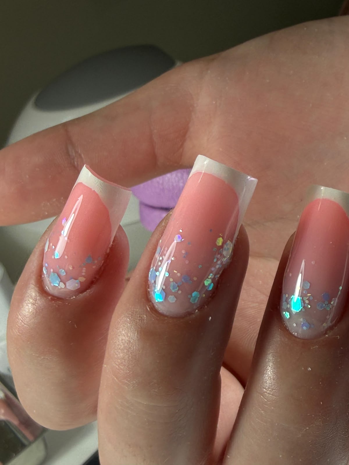 Kurze French-Nägel in Rosé mit schimmerndem Glitzerverlauf
